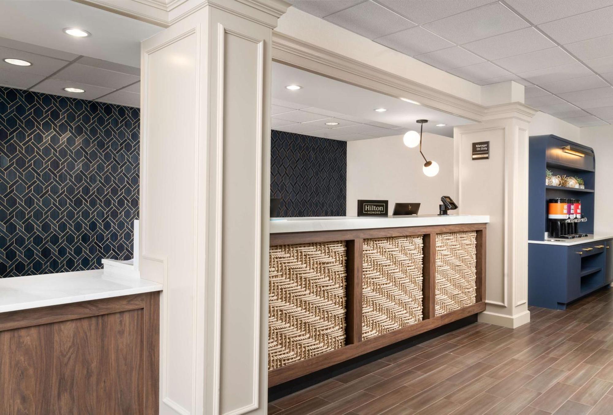 Hampton Inn & Suites Мидълтаун Екстериор снимка